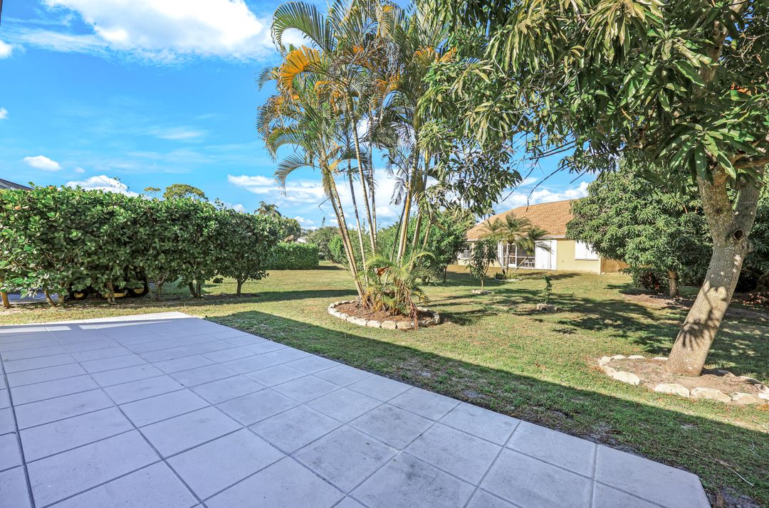 658 Lambton Ln, Naples, FL 34104