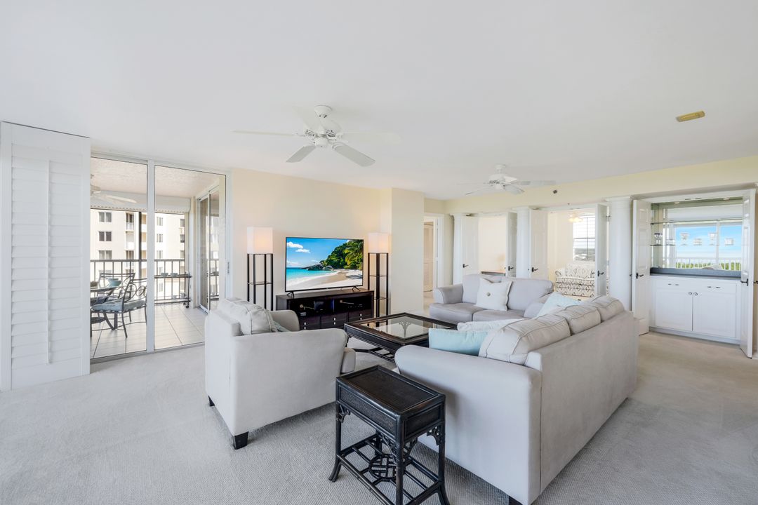 6585 Nicholas Blvd #905, Naples, FL 34108