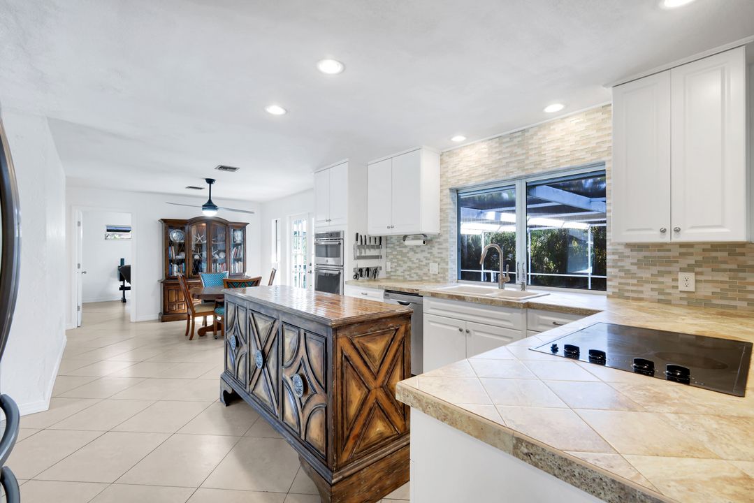 4352 Parrot Ave, Naples, FL 34104