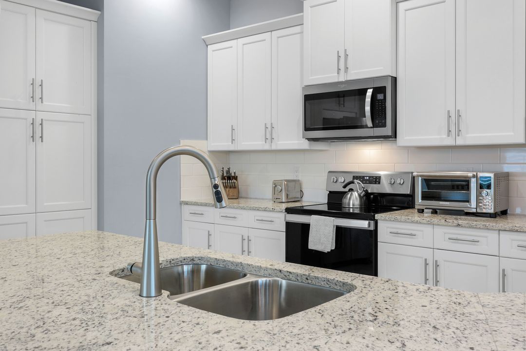 6392 Arriba Ave, Naples, FL 34113