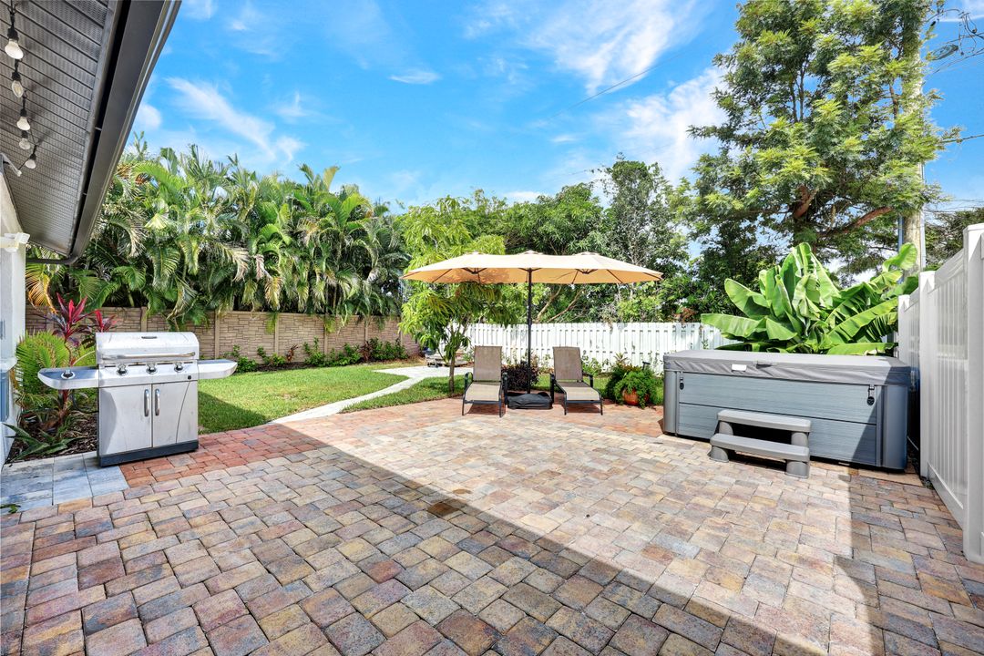 565 93rd Ave N, Naples, FL 34108