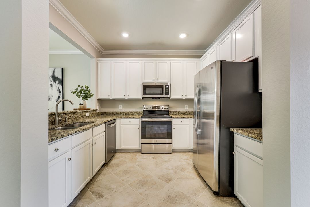 2736 Blossom Wy, Naples, FL 34120