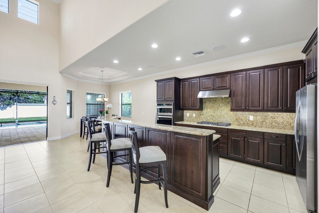 10101 Florence Cir, Naples, FL 34119