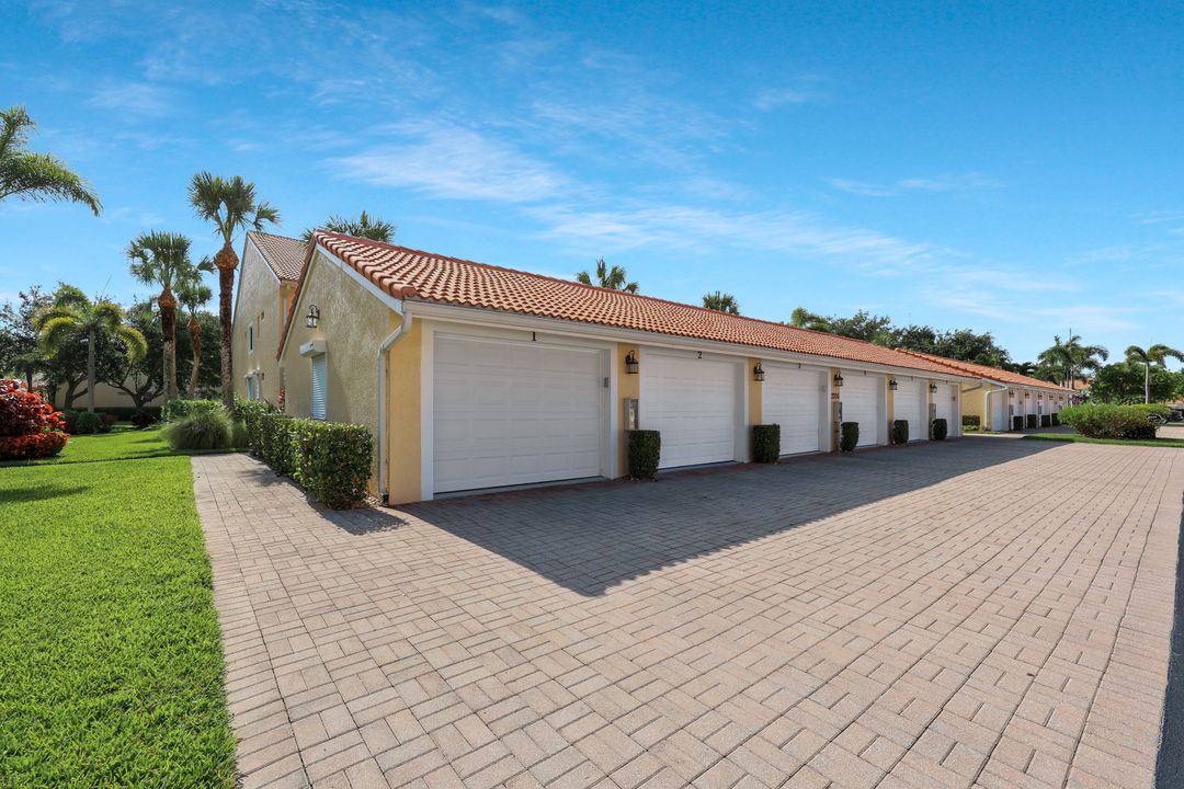2395 Bayou Ln #4, Naples, FL 34112