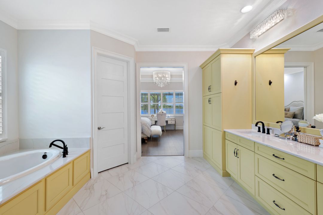 6485 Arriba Ave, Naples, FL 34113