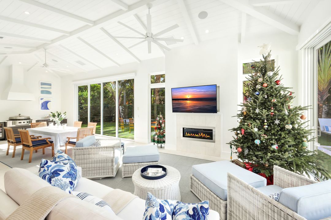 680 Wedge Dr, Naples, FL 34103