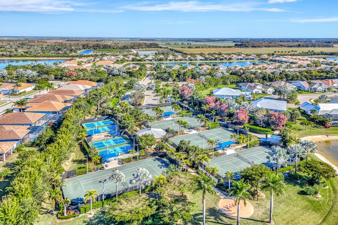 14863 Edgewater Cir, Naples, FL 34114