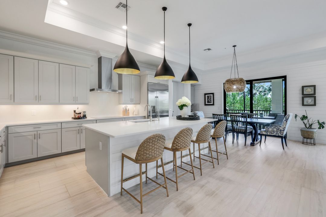 2472 Breakwater Wy #11-202, Naples, FL 34112