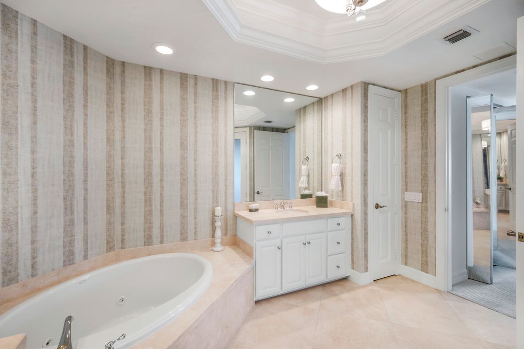 295 Grande Way #1406, Naples, FL 34110