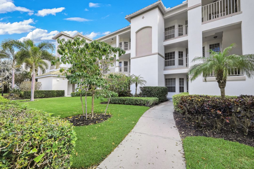 8253 Parkstone Pl #206, Naples, FL 34120