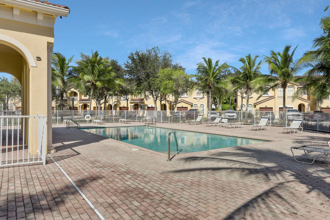14942 SW 8th Ln, Miami, FL 33194
