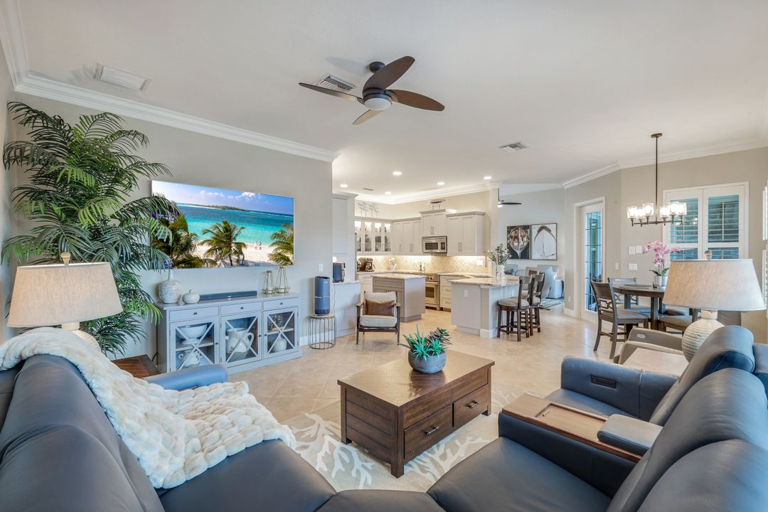 8223 Potomac Ln, Naples, FL 34104