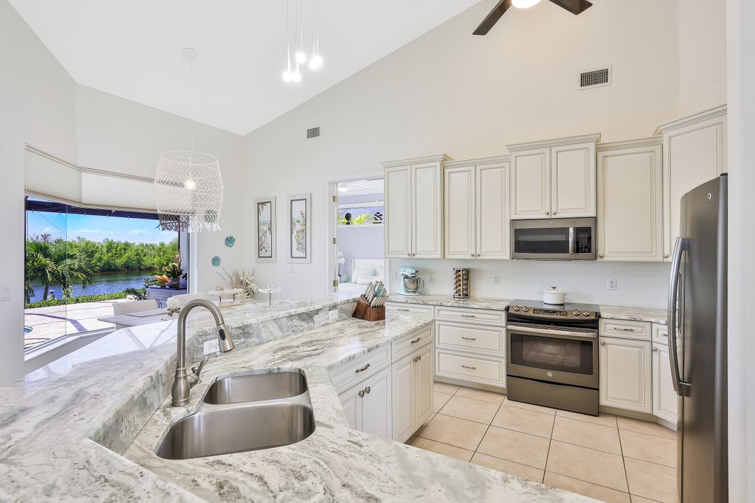 3724 Surfside Blvd, Cape Coral, FL 33914