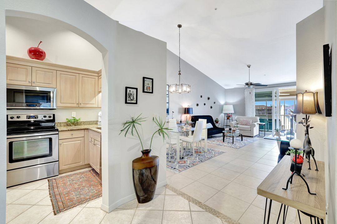 6270 Huntington Lakes Cir #204, Naples, FL 34119