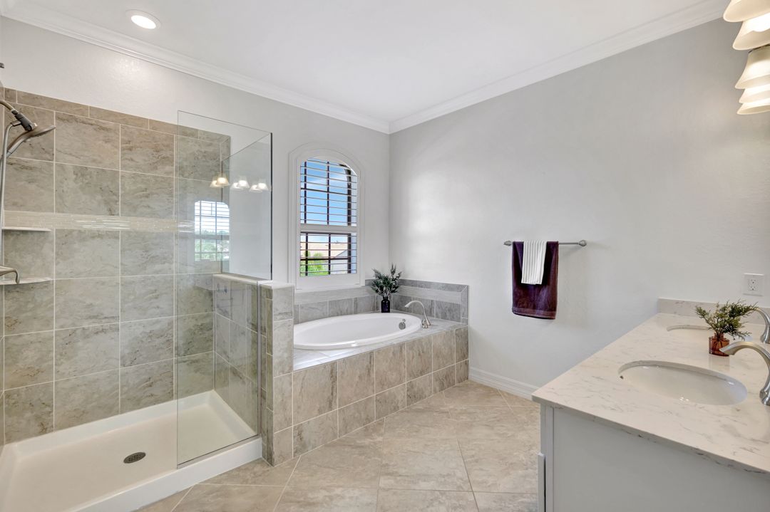 2102 Antigua Ln, Naples, FL 34120