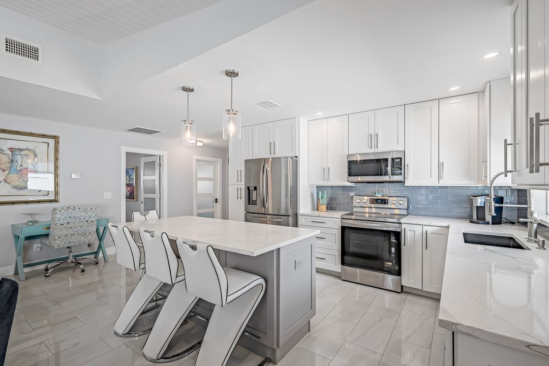 558 98th Ave N, Naples, FL 34108