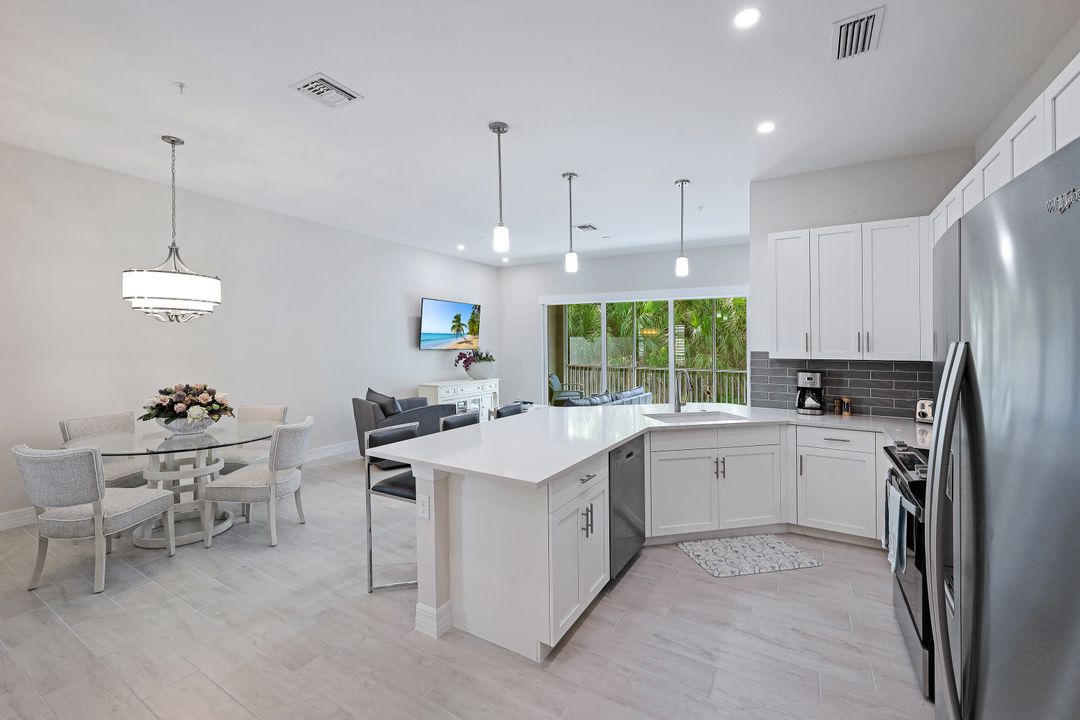 250 Indies Dr E  #202, Naples, FL 34114