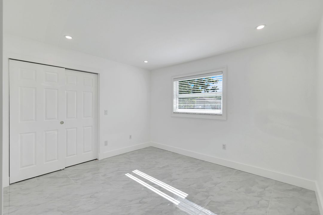 939 Bluebird St, Naples, FL 34104