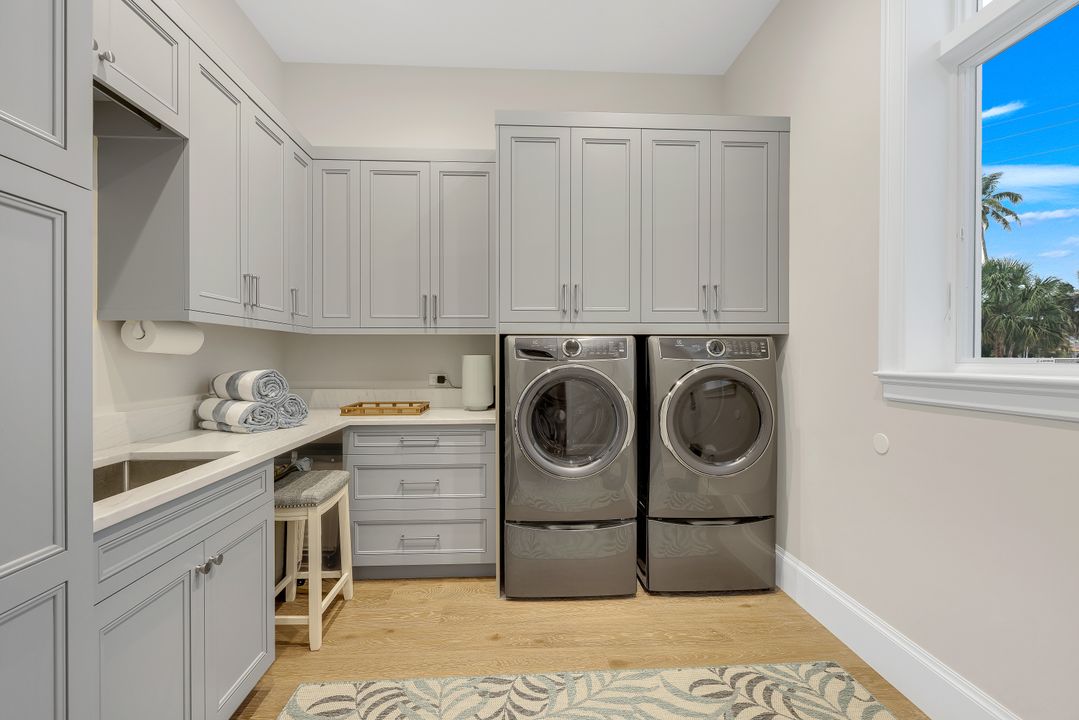 380 18th Ave S, Naples, FL 34102