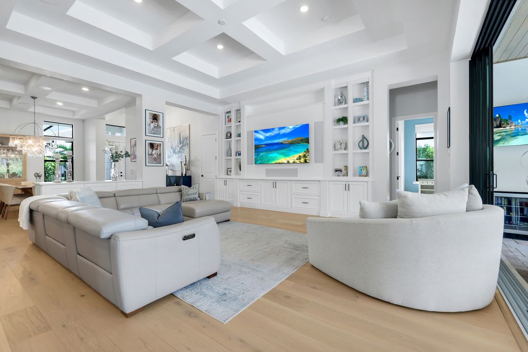 16221 Verilyn Cir, Naples, FL 34110