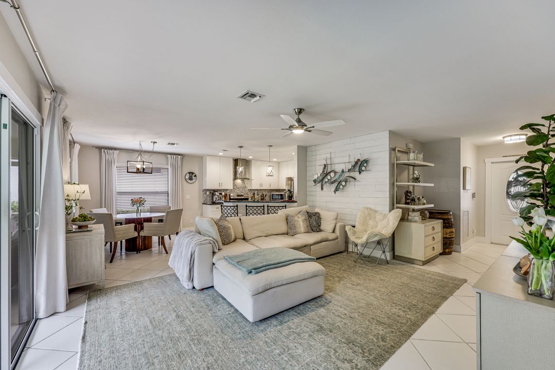 156 Stanhope Cir, Naples, FL 34104