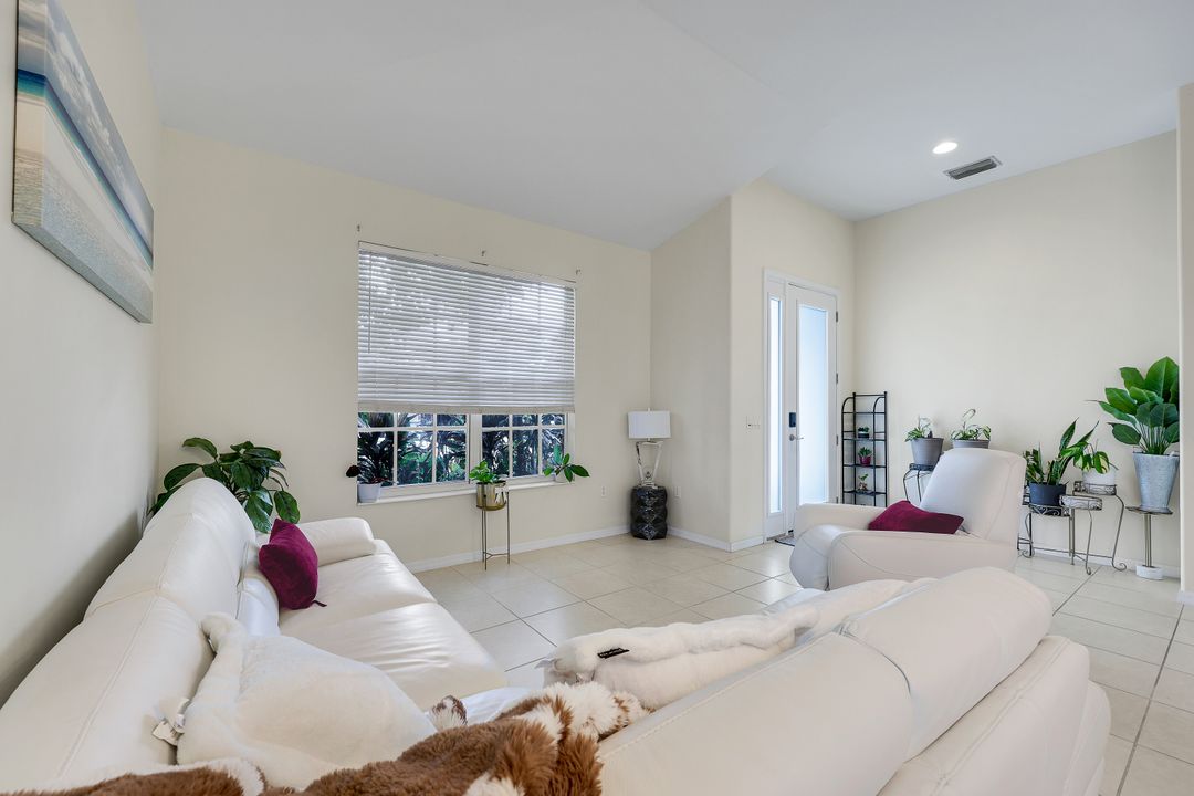 2010 Fairmont Ln, Naples, FL 34120