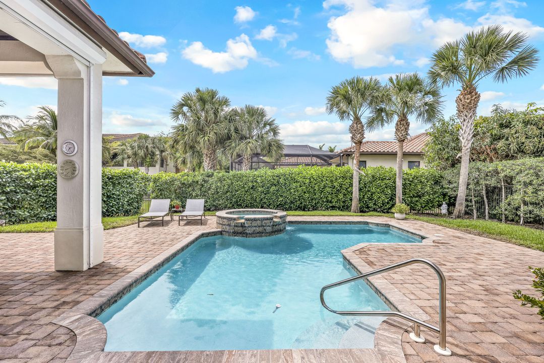 2239 Residence Cir, Naples, FL 34105