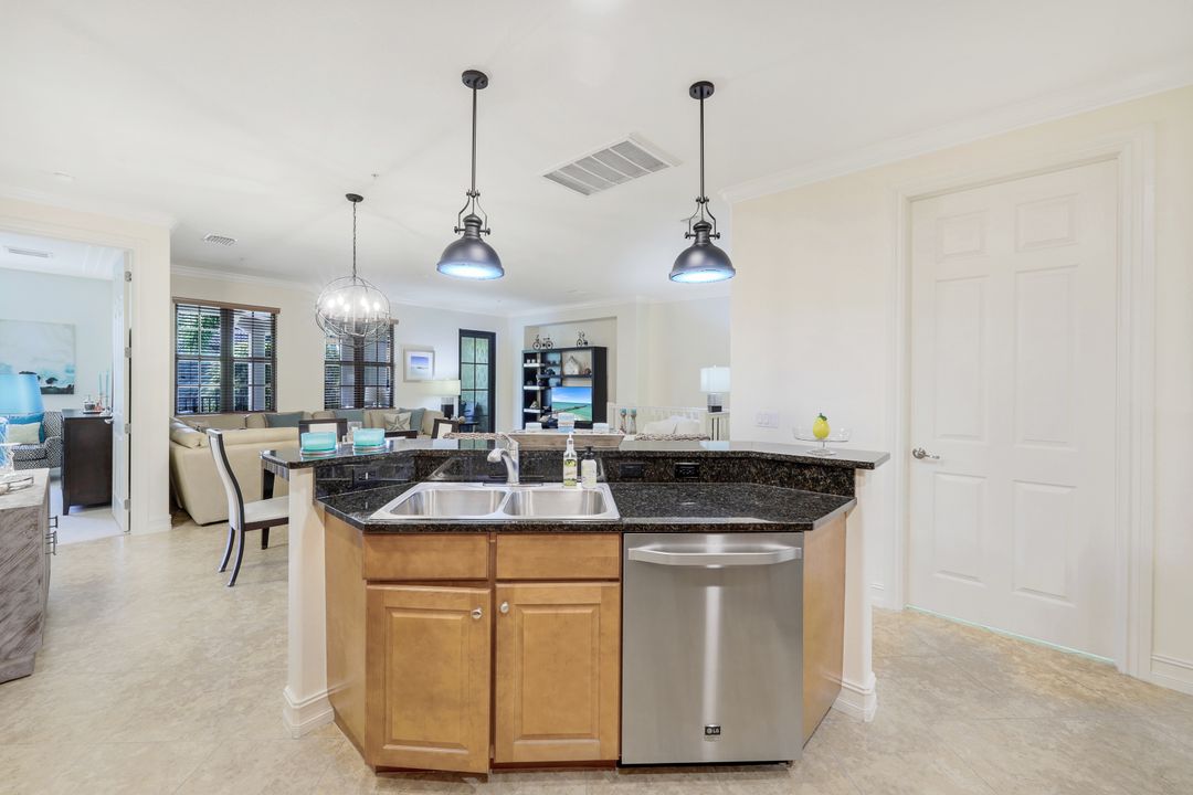 9082 Albion Ln S #6702, Naples, FL 34113