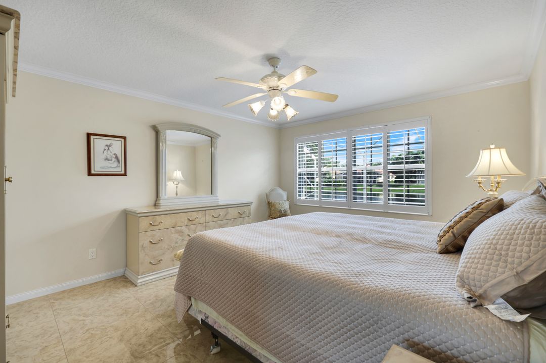 5808 Drummond Way, Naples, FL 34119