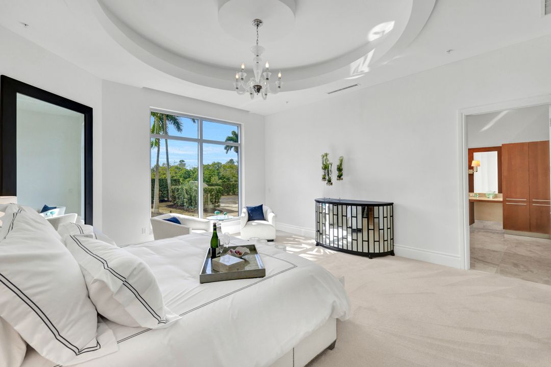 13675 Vanderbilt Dr #210, Naples, FL 34110