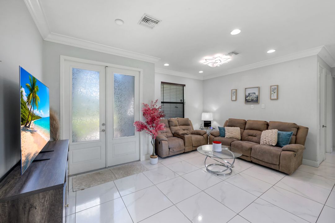 543 20th St SE, Naples, FL 34117