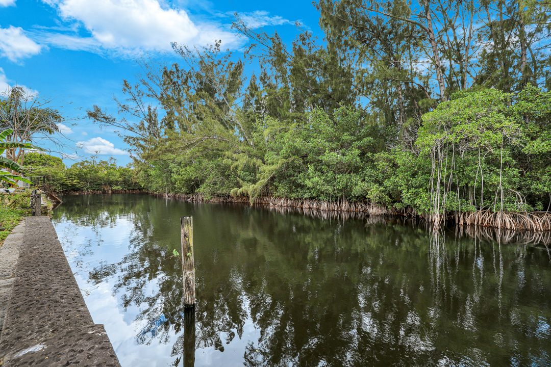 106 Moon Bay St, Naples, FL 34114