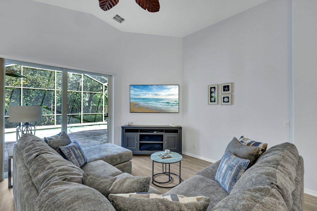 227 Glen Eagle Cir, Naples, FL 34104