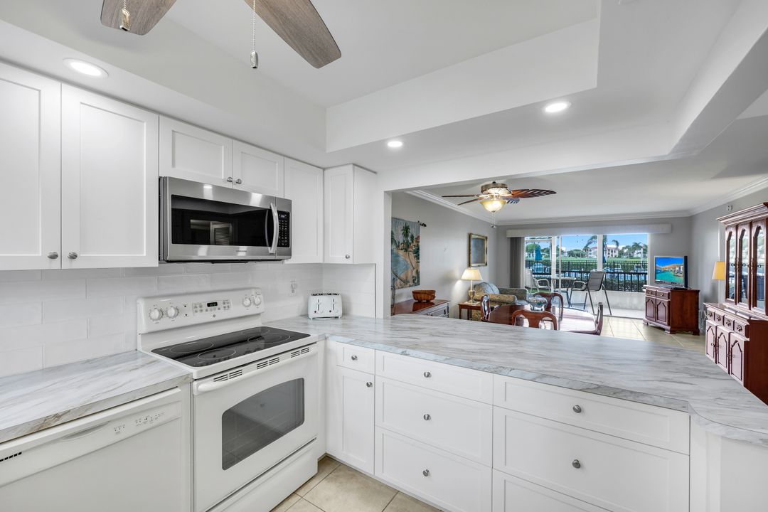 37 High Point Cir E #109, Naples, FL 34103