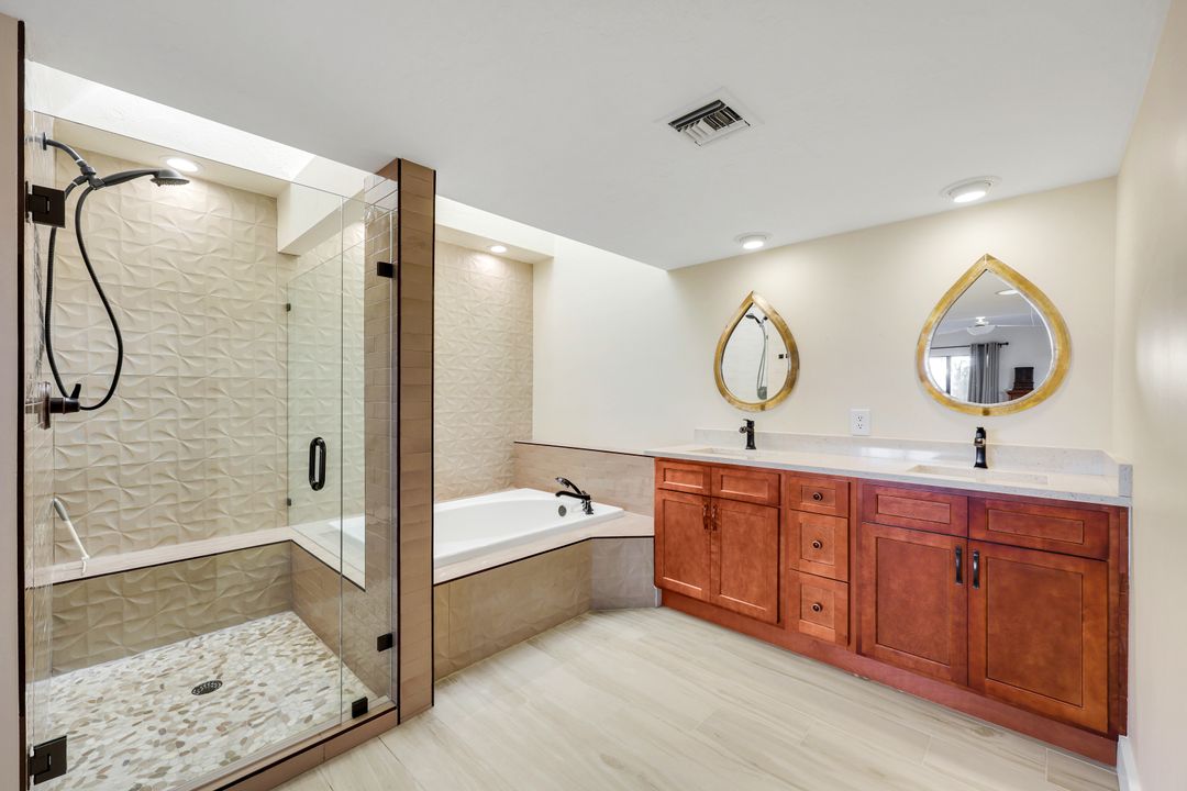 529 Bay Villas Ln, Naples, FL 34108