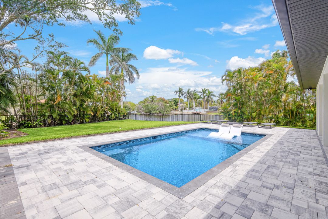 60 Liberty Ln, Naples, FL 34112