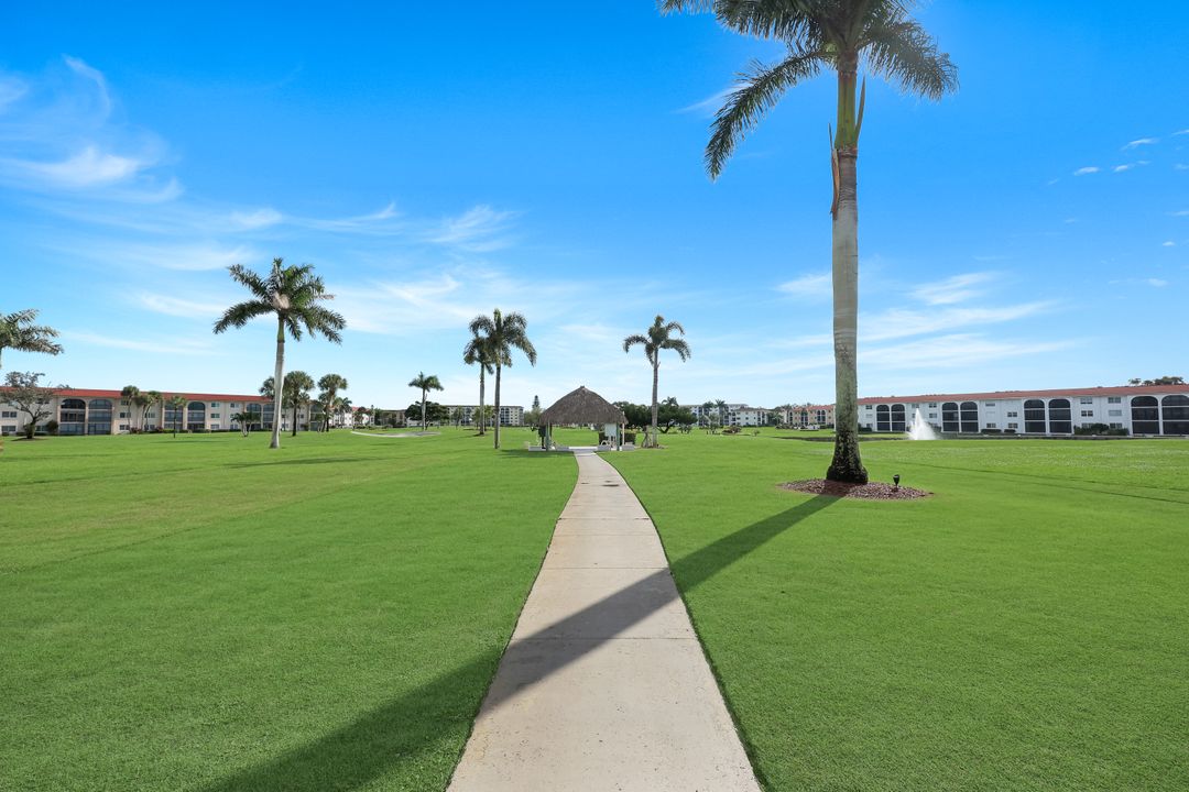 37 High Point Cir E #109, Naples, FL 34103