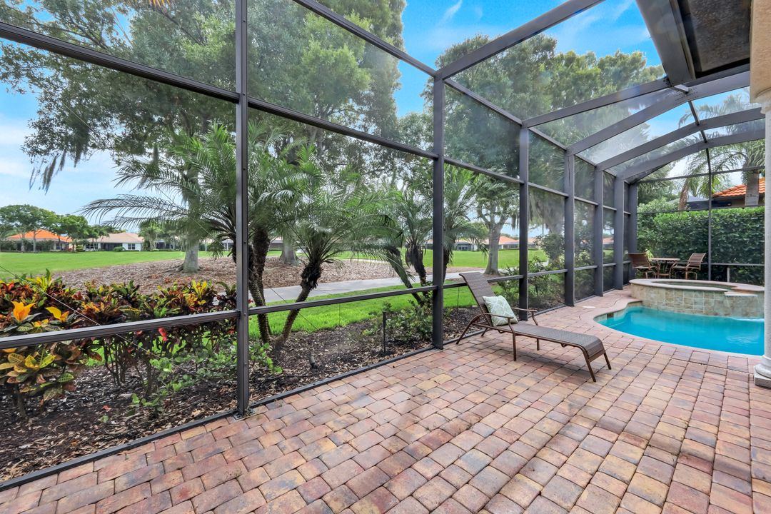 9002 Shenendoah Cir, Naples, FL 34113