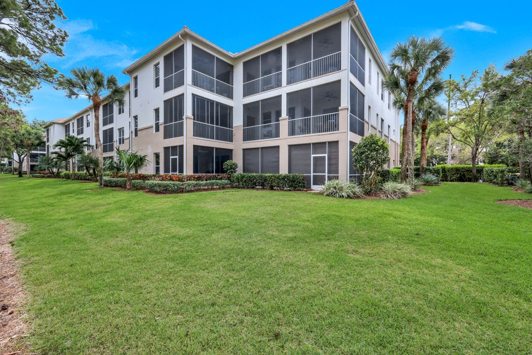 8231 Parkstone Pl #301, Naples, FL 34120