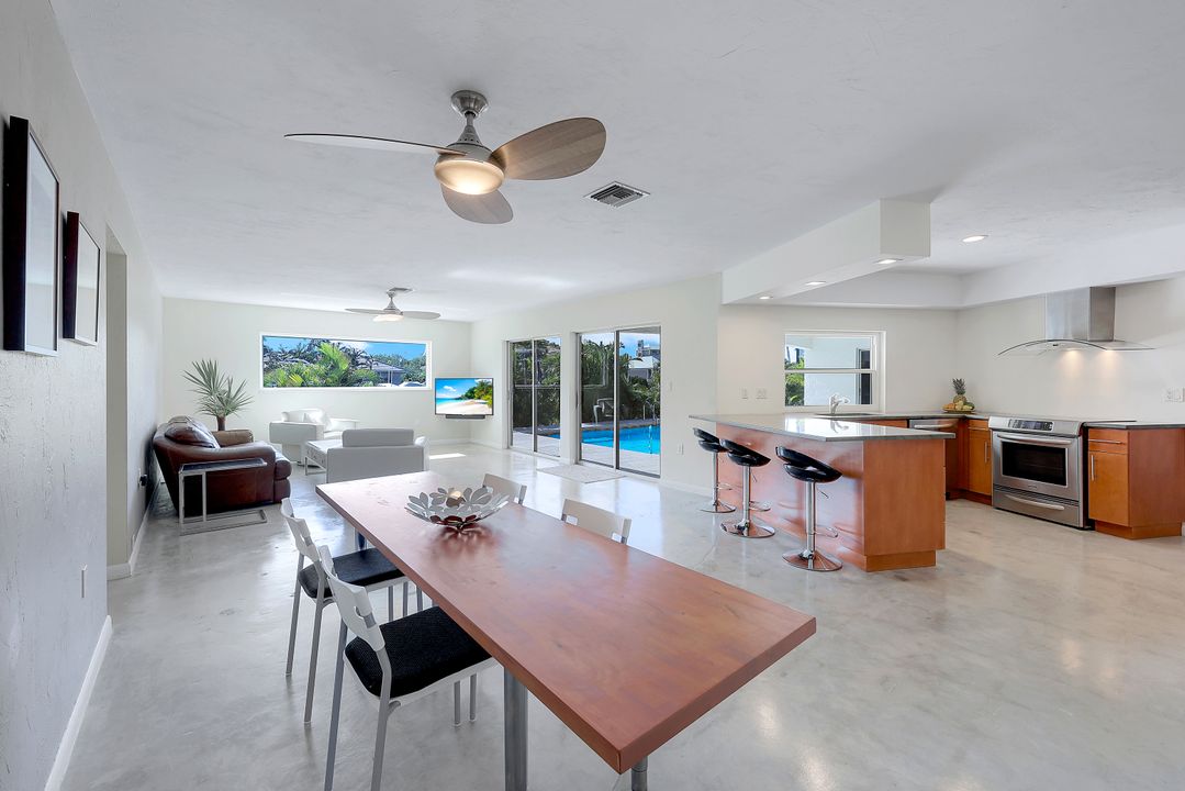 318 Grapewood Ct, Marco Island, FL 34145