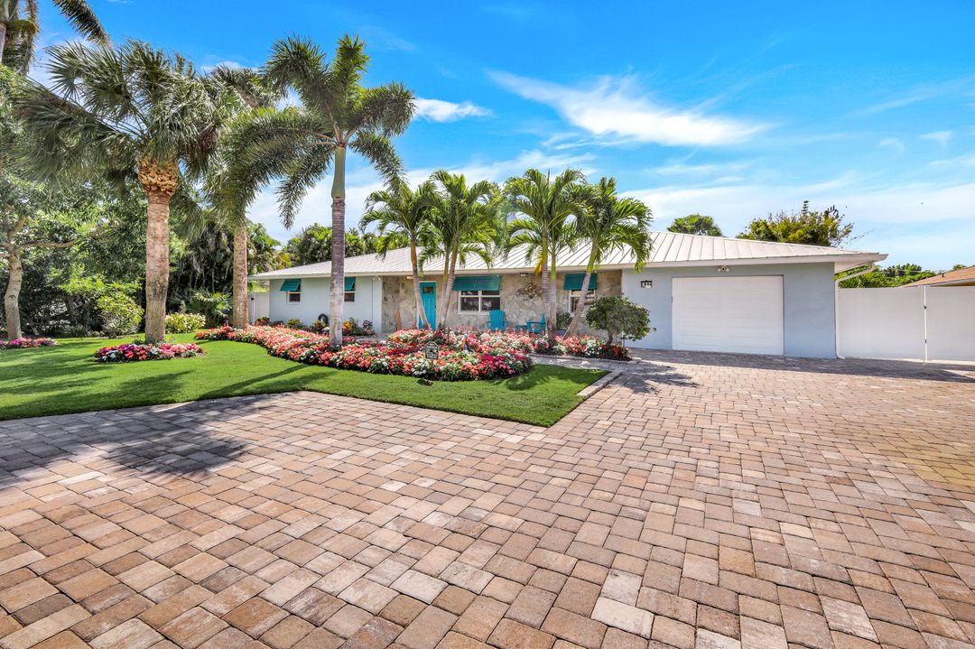 832 97th Ave N, Naples, FL 34108