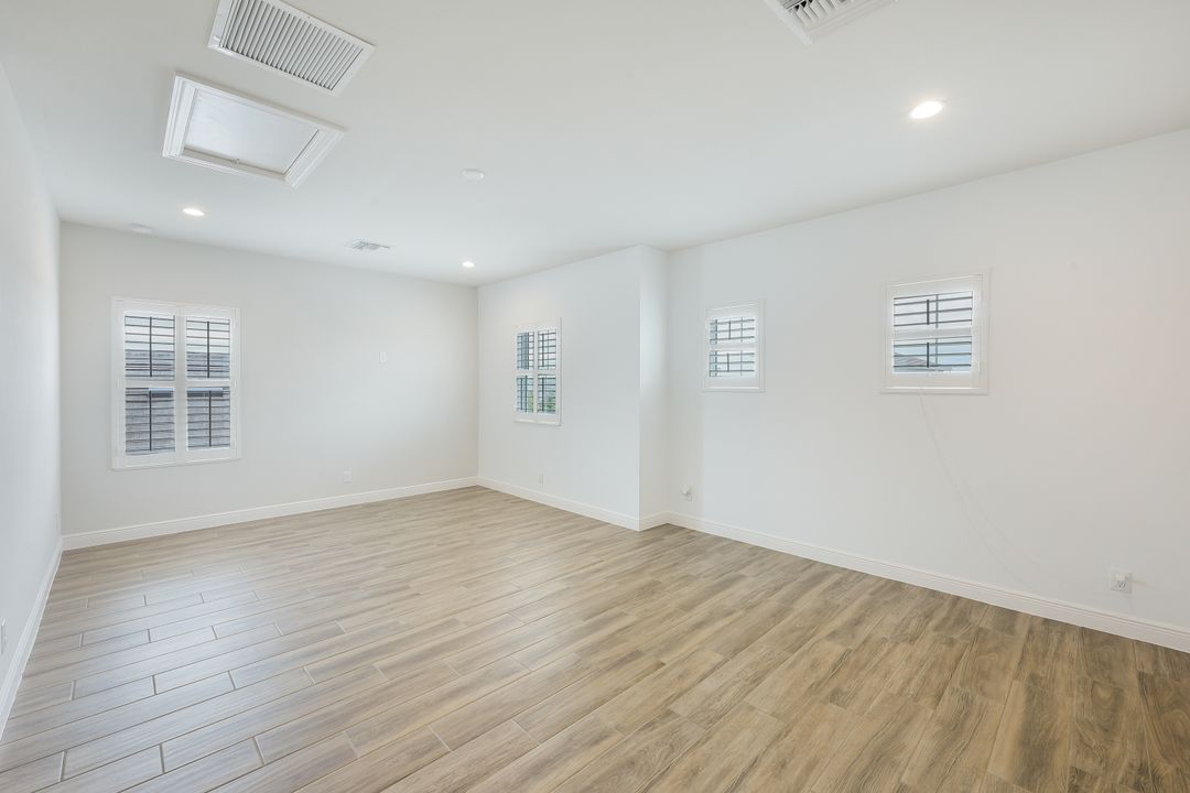 9074 Montserrat Dr, Naples, FL 34114