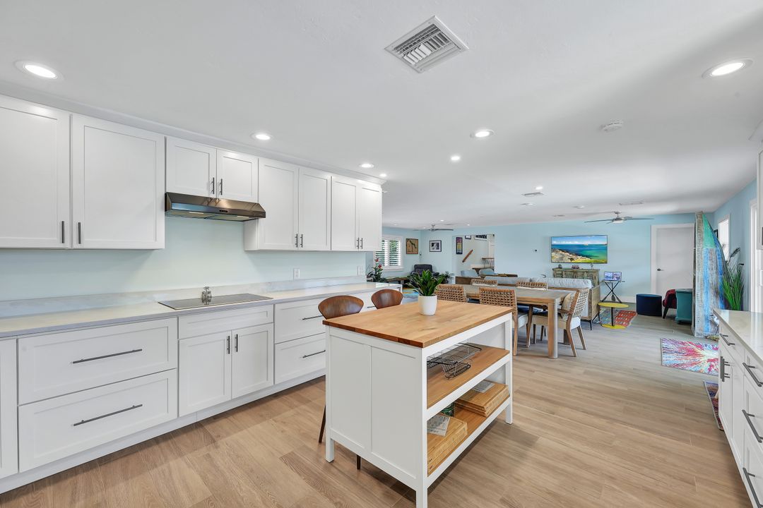 2631 Riverview Dr, Naples, FL 34112