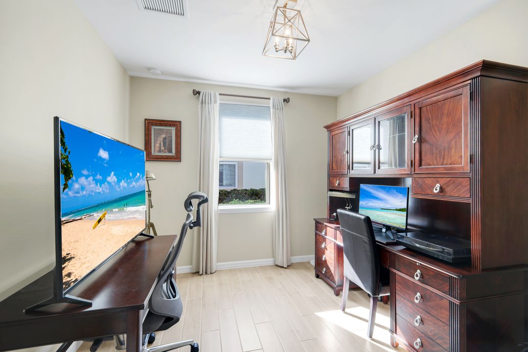 14883 Edgewater Cir, Naples, FL 34114