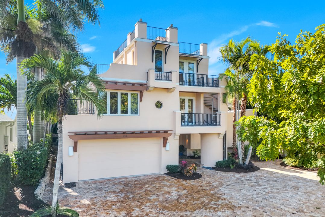 210 Central Ave, Naples, FL 34102