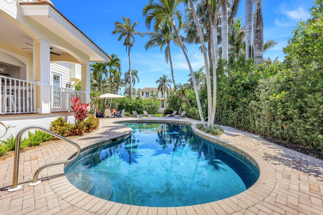 1550 Gordon Dr, Naples, FL 34102
