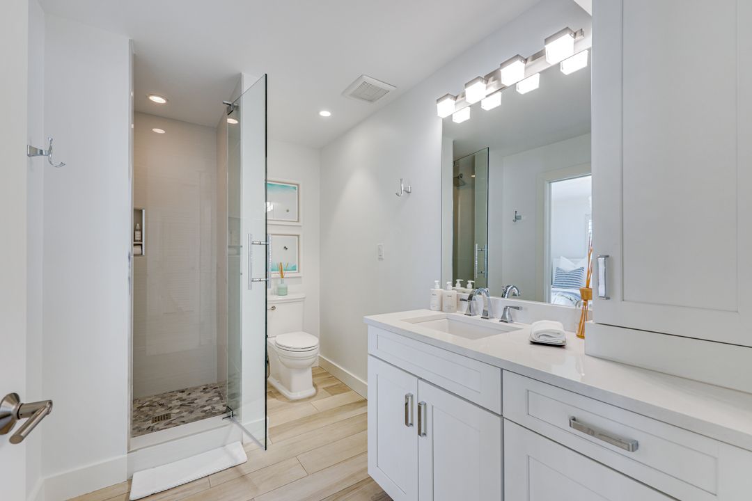 225 5th Ave S #104, Naples, FL 34102