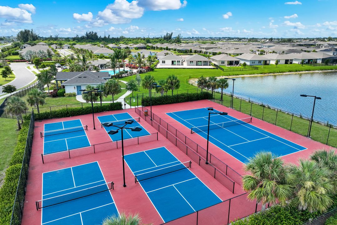 950 Stonewater Lk Ter, Cape Coral, FL 33993