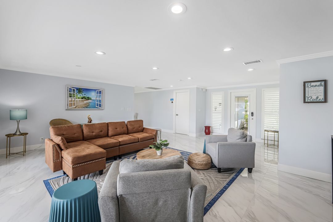 455 Bayside Ave, Naples, FL 34108