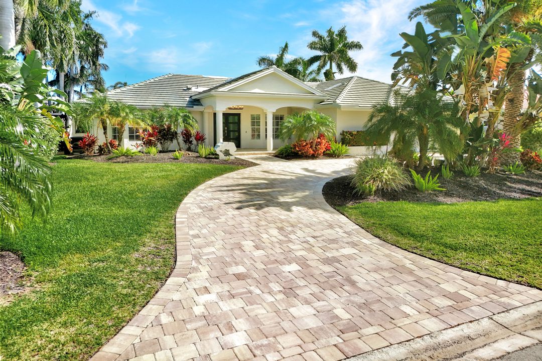 557 Parkwood Ln, Naples, FL 34103